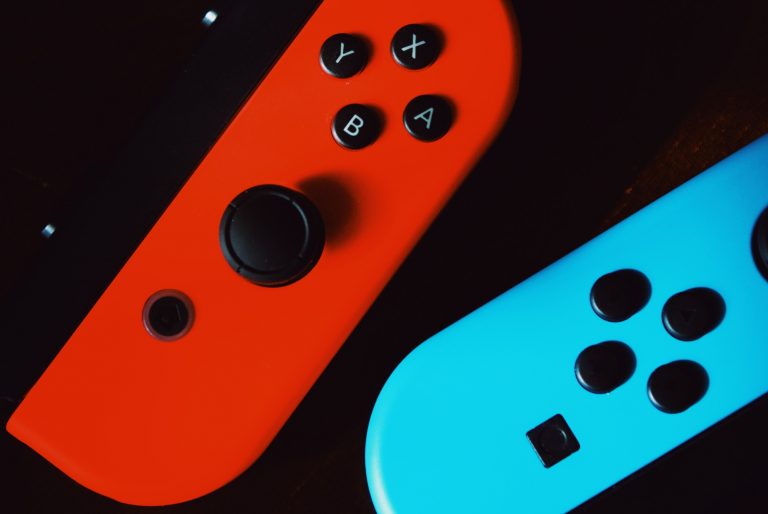 how to charge nintendo switch controllers